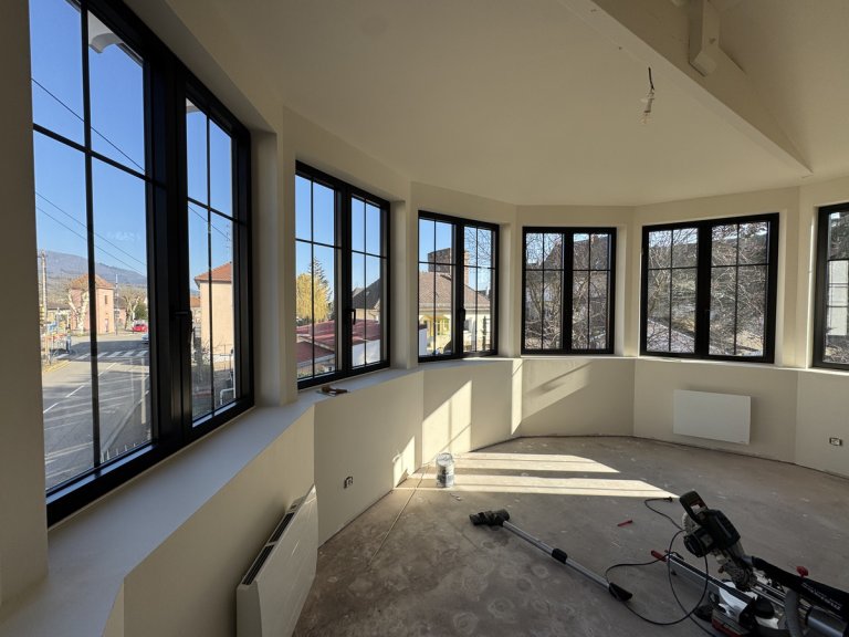 Fenêtre aluminium anthracite sur-mesure posée par Technilux à Mulhouse